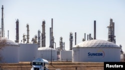 Pemandangan kilang minyak Suncor Energy yang berlokasi di Sarnia, Ontario, Canada, dalam foto yang diambil pada 20 Maret 2021. (Reuters/Carlos Osorio)