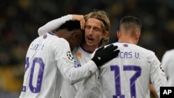 Luka Modric a tsakiya suna murnar zura kwallo a gasar Champions League tare da Vazquez da Vinicius