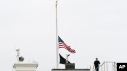 白宫降半旗向德克萨斯州尤瓦尔迪的罗布小学枪击案罹难者致哀。（2022年5月24日）