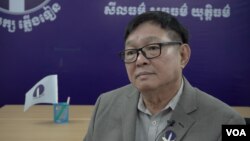 រូប​ឯកសារ៖ លោក សុន ឆ័យ អនុ​ប្រធាន​គណបក្ស​ភ្លើង​ទៀន ក្នុង​អំឡុង​ពេល​ផ្តល់​កិច្ចសម្ភាសន៍​ដល់​វីអូអេ នៅ​ទីស្នាក់ការ​កណ្តាល​របស់​គណបក្ស​ភ្លើងទៀន​ក្នុង​ទីក្រុង​ភ្នំពេញ ប្រទេស​កម្ពុជា។ (ខាន់ សុគុំមនោ/វីអូអេ)