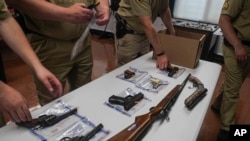 Kepolisian New York menyita sejumllah senjata api ilegal di Brooklyn, pada 22 Mei 2021. (Foto: AP/Bebeto Mathews)