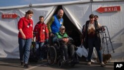 Warga sipil yang dievakuasi dari Mariupol tiba di kota Zaporizhzhia, Ukraina. 