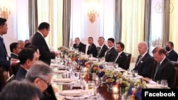 លោក​នាយករដ្ឋមន្ត្រី ហ៊ុន សែន ដែល​ជា​ប្រធាន​អាស៊ាន ថ្លែង​ក្នុង​ពិធី​ទទួល​អាហារ​ពេលល្ងាច​រួម​គ្នា​រវាងប្រធានាធិបតី​អាមេរិក​លោក Joe Biden និង​មេដឹកនាំ​អាស៊ាន​នៅ​សេតវិមាន​ក្នុង​រដ្ឋធានី​វ៉ាស៊ីនតោន​ កាល​ពី​ថ្ងៃ​ទី​១២ ខែ​ឧសភា ឆ្នាំ​២០២២។ (Facebook/Cambodian PM Hun Sen)