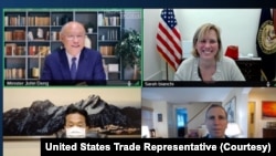 美国贸易代表发出照片显示，美国主管亚太地区贸易事务的副贸易代表莎拉∙比亚奇（右上）与台湾行政院政务委员兼经贸总谈判代表邓振中（左上）举行视频会晤。（2022年6月1日）