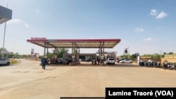 Une station-service dans le quartier huppé Ouaga2000, Ouagadougou, le 13 mai 2022 (VOA/Lamine Traoré) 