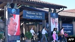 Orang-orang mengunjungi Perpustakaan Kepresidenan Ronald Reagan menjelang debat utama presiden Partai Republik kedua di Simi Valley, California, 26 September 2023. (Frederic J. BROWN / AFP)