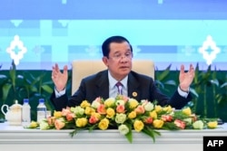 រូបឯកសារ៖ លោក​នាយករដ្ឋមន្ត្រី​ ហ៊ុន សែន ថ្លែង​សុន្ទរកថា​ក្នុង​សន្និសីទ​សារព័ត៌មាន​មួយ​នៅ​ក្នុង​ពិធី​បិទ​កិច្ចប្រជុំ​កំពូល​អាស៊ាន​លើក​ទី ៤០ និង​លើក​ទី ៤១ នៅ​រាជធានី​ភ្នំពេញ ថ្ងៃទី ១៣ ខែវិច្ឆិកា ឆ្នាំ២០២២។