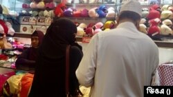 অন্তর্বাস কিনছেন এক দম্পতি