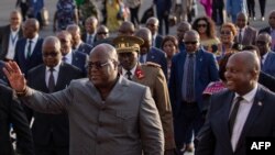 Le président de la RDC Felix Tshisekedi accueilli par le ministre des Affaires étrangères et de la Coopération au développement du Burundi Albert Nshingiro à Bujumbura, le 21 mai 2022. 