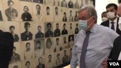 អគ្គ​លេខាធិការ​អង្គការ​សហ​ប្រជាជាតិ​លោក António Guterres ​​ទស្សនា​រូបភាព​ជន​រងគ្រោះនៅ​ឯ​អតីត​គុក​ទួល​ស្លែង​ ដែល​បាន​ក្លាយ​ជា​​សារមន្ទីរ​ឧក្រិដ្ឋកម្ម​ប្រល័យ​ពូជសាសន៍​ទួល​ស្លែង​ នៅ​រាជធានី​ភ្នំពេញ​​ ថ្ងៃទី​១៣ ខែ វិច្ឆិកា​​ ឆ្នាំ២០២២។ (ហ៊ុល រស្មី/​វីអូអេ)​​