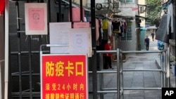 中国广东广州当局要求海珠区居民须有核酸阴性证明方能通行小巷。（2022年11月11日）