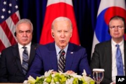 조 바이든 미국 대통령이 13일 캄보디아 수도 프놈펜에서 열린 미한일 3국 정상회담에서 발언하고 있다.