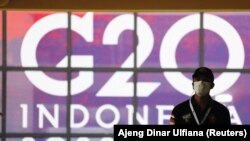 Seorang petugas berjaga menjelang KTT G20 di Nusa Dua, Bali, 13 November 2022. (Foto: REUTERS/Ajeng Dinar Ulfiana)