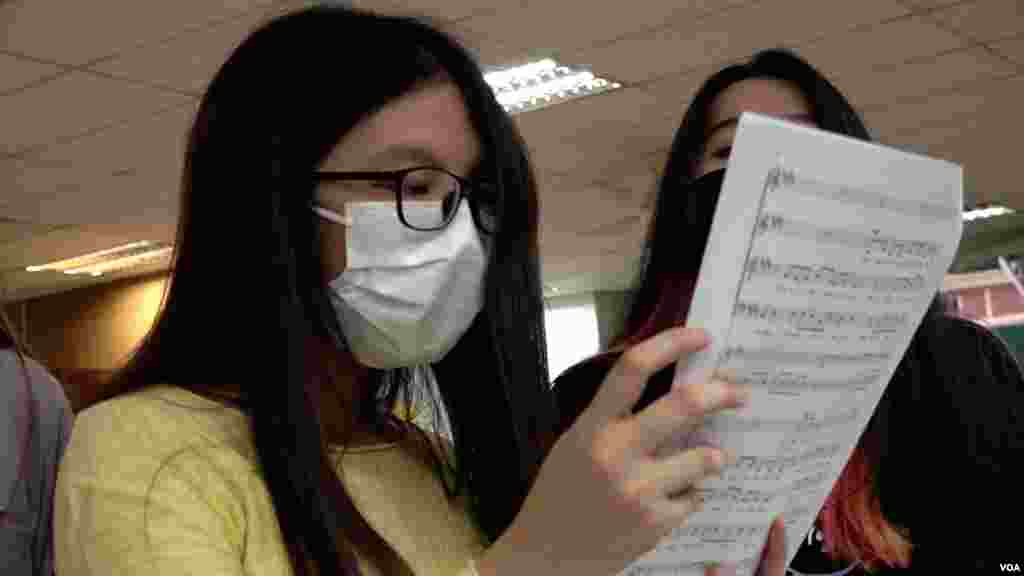 Stacy Wong, 20, is a first-time voter. Wong says she’s researching the candidates to see who is committed to her top priorities of education, infrastructure and clean government. (Dave Grunebaum/VOA)