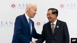 រូបឯកសារ៖ លោក Joe Biden ប្រធានាធិបតីសហរដ្ឋអាមេរិក (ឆ្វេង) ចាប់ដៃជាមួយលោក ហ៊ុន សែន នាយករដ្ឋមន្ត្រីកម្ពុជា មុនជំនួបទ្វេភាគីអំឡុងកិច្ចប្រជុំកំពូលអាស៊ាន នៅរាជធានីភ្នំពេញ ថ្ងៃទី ១២ ខែវិច្ឆិកា ឆ្នាំ ២០២២។