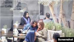 شقایق دهقان، نفر اول از سمت راست.