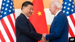 Presiden AS Joe Biden, kanan, dan Presiden China Xi Jinping berjabat tangan sebelum pertemuan di sela-sela KTT G-20, di Bali, 14 November 2022. (Foto: AP)