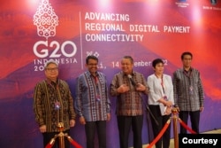 Lima Bank Sentral negara ASEAN sepakat mewujudkan pembayaran lintas batas yg lebih cepat, murah, & inklusif. Kerja sama tsb dituangkan dlm Nota Kesepahaman Kerja Sama Konektivitas Pembayaran Kawasan, di Bali (14/11). (Courtesy : Bank Indonesia)