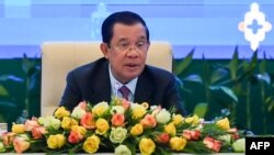 រូបឯកសារ៖ លោក​នាយករដ្ឋមន្ត្រី​ ហ៊ុន សែន ថ្លែង​សុន្ទរកថាក្នុង​សន្និសីទ​សារព័ត៌មាន​មួយ​នៅ​ក្នុង​ពិធី​បិទ​កិច្ចប្រជុំ​កំពូល​អាស៊ាន​លើក​ទី ៤០ និង​ទី៤១ នៅ​រាជធានី​ភ្នំពេញ ថ្ងៃទី ១៣ ខែវិច្ឆិកា ឆ្នាំ២០២២។ 