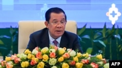 រូបឯកសារ៖ លោក​នាយករដ្ឋមន្ត្រី​ ហ៊ុន សែន ថ្លែង​សុន្ទរកថាក្នុង​សន្និសីទ​សារព័ត៌មាន​មួយ​នៅ​ក្នុង​ពិធី​បិទ​កិច្ចប្រជុំ​កំពូល​អាស៊ាន​លើក​ទី ៤០ និង​ទី៤១ នៅ​រាជធានី​ភ្នំពេញ ថ្ងៃទី ១៣ ខែវិច្ឆិកា ឆ្នាំ២០២២។ 