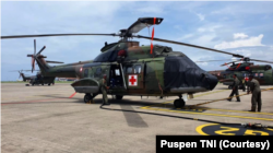 Satgas medis dalam Komando Gabungan Terpadu Pengamanan (Kogabpadpam) VVIP KTT G-20 melakukan latihan evakuasi medis. (Foto: Courtesy/Puspen TNI)