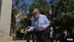 អគ្គ​លេខាធិការ​អង្គការ​សហ​ប្រជាជាតិ​លោក António Guterres ផ្តល់​ការគោរព​ចំពោះ​ជនរងគ្រោះ​ដែល​បាន​ស្លាប់​នៅ​អតីត​មន្ទីរ​ឃុំឃាំង​ទួលស្លែង​ ដែល​គេស្គាល់​ថា​ មន្ទីរ​ស២១ នៅ​រាជធានី​ភ្នំពេញ ថ្ងៃទី​១៣ ខែវិច្ឆិកា​ ឆ្នាំ​២០២២។ (ហ៊ុល រស្មី/វីអូអេ)