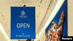 ផ្ទាំងបដា​នៃ​កិច្ចប្រជុំ​កំពូល APEC 2022 ត្រូវបាន​ព្យួរ​នៅ​មជ្ឈមណ្ឌល​សន្និបាត​ជាតិ Queen Sirikit ដែល​ជា​កន្លែង​កិច្ចប្រជុំ​កំពូល APEC ដែល​នឹង​ប្រព្រឹត្ត​ធ្វើឡើង​នៅ​ទីក្រុង​បាងកក ប្រទេសថៃ នៅ​ថ្ងៃទី១០ ខែវិច្ឆិកា ឆ្នាំ២០២២។