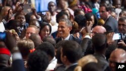 ፕሬዚዳንት ባራክ ኦባማ በያሊ ስብሰባ ተሣታፊዎች መካከል፤ ሐምሌ 27/2007 ዓ.ም፤ ኦምኒ ሾርሃም ሆቴል፤ ዋሺንግተን ዲሲ