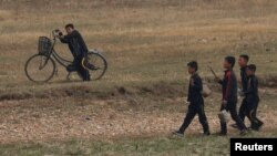 중국 단둥에서 압록강 너머로 바라본 북한 신의주의 어린이들. (자료사진)