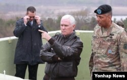 17일 경기도 파주시 판문점을 방문한 마이크 펜스(가운데) 미 부통령이 북한 쪽을 손으로 가리키며 빈센트 브룩스(오른쪽) 주한미군 사령관에게 무언가 말하고 있다.