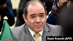 Le ministre algérien des Affaires étrangères, Sabri Boukadoum, assiste à une réunion avec son homologue espagnol à Alger le 4 mars 2020.