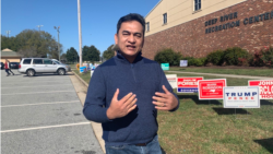 លោក ​ទូច វិបុល ​ប្រធាន​អង្គការ​សម្ព័ន្ធ​មិត្ត​ខ្មែរ-អាមេរិកាំង បោះឆ្នោត​នៅ​ទីក្រុង High Point​ រដ្ឋ North Carolina នៅថ្ងៃទី៣ ខែវិច្ឆិកា។ (សុខ ខេមរា/VOA)