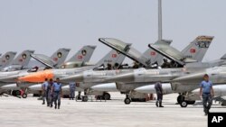 Pesawat-pesawat jet tempur F-16 milik Turki bersiap untuk lepas landas dari pangkalan udara Anatolian Eagle dekat Konya, pusat kota Anatolia (Foto: dok).