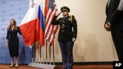 지난 3일 미국 뉴욕 유엔본부에서 몰타 등 신임 안보리 비상임이사국들의 국기 치식이 열렸다. 바네사 프레이저 유엔 주재 몰타 대사가 국기를 펼쳐보이고 있다.