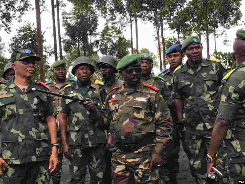 Mkuu wa Jeshi mashariki mwa DRC Jenerali Mbangu Masita pamoja na makamu wake Jenerali Mutu Peke &nbsp;wakikagua maeneo yaliyoshambuliwa na waasi wa m23. Picha na mwandishi wa VOA Austere Malivika