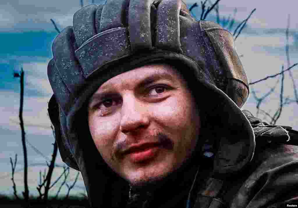 უკრაინელი სამხედრო ფრონტის ხაზიდან, რომელსაც თვალზე ცრემლი აქვს. ფოტო გადაღებულია &quot;რადიო თავისუფლების&quot; მიერ დონეცკშის რეგიონში.