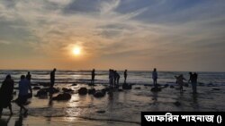 কক্সবাজারের ইনানী বিচের কোরাল পাথরগুলোই পর্যটকদের মূল আকর্ষণ । 