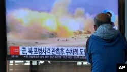 한국 서울역에 설치된 TV에서 북한 도발 관련 뉴스가 나오고 있다. (자료사진)