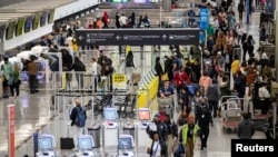 Suasana terminal domestik di Bandara Internasional Hartsfield-Jackson Atlanta menjelang liburan Thanksgiving di Atlanta, Georgia, AS, 22 November 2022. REUTERS/Alyssa Pointer