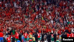 Mashabiki wa Morocco wakiishangilia timu yao baada ya kufungwa na Ufaransa katika mechi ya nusu fainali ya Kombe la Dunia Dec. 14, 2022. (USA Today Sports via Reuters)