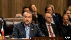 Menteri Luar Negeri Iran Hossein Amir-Abdollahian (kiri) pada "Konferensi Bagdad untuk Kerja Sama dan Kemitraan" di Sweimeh, tepi pantai Laut Mati di tengah-barat Yordania, 20 Desember 2022. (Istana Kerajaan Yordania/AFP)