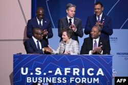 Waziri wa Mambo ya Nje wa Marekani (katikati) akihudhuria utiaji saini wa Makubaliano ya Kikanda na marais wa Benin, Patrice Talon (kushoto) na Niger, Mohamed Bazoum (kulia), wakati wa mkutano wa viongozi wa Marekani na Afrika, mjini Washington DC, Desemba 14, 2022.