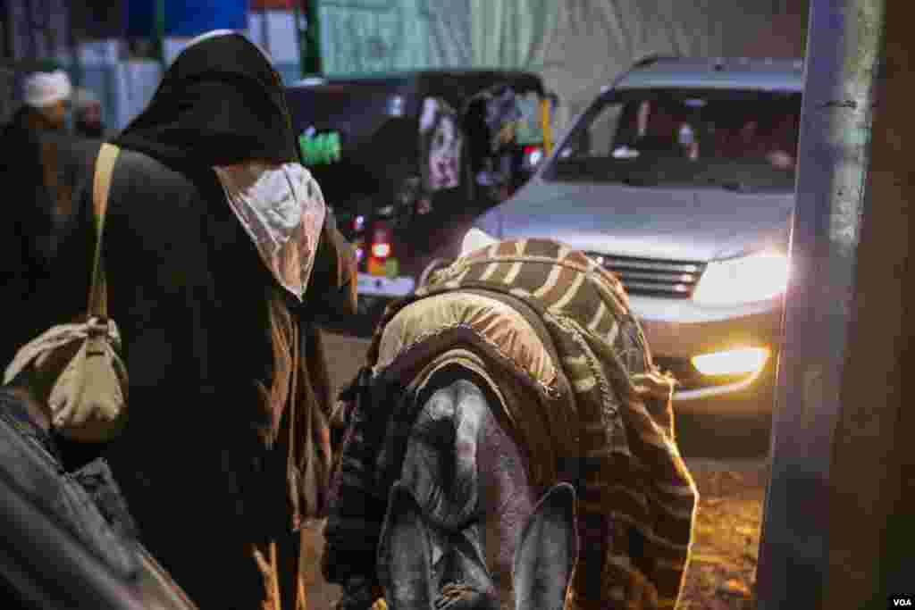 Hajj Zarief’s Christmas event also sees Muslim and Christian worshippers from the surrounding villages, with some traveling by donkey or on foot to reach Al-Sherif, Egypt. (Hamada Elrasam/VOA)