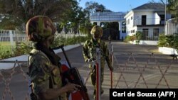 ARCHIVES - Des soldats sénégalais sous la bannière de la CEDEAO en poste devant le palais présidentiel à Banjul, en Gambie, le 24 janvier 2017.
