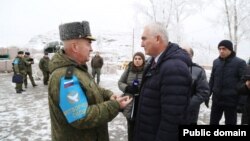 Rusiya sülhməramlı qüvvələrinin komandanı Anrey Volkov və Azərbaycan rəsmisi (Rəsmi foto, mənbə AZƏRTAC)