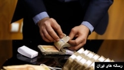 حداقل دستمزدها همواره چالشی است که کارگران و کارمندان در ایران با آن روبه‌رو هستند.