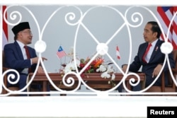 Perdana Menteri Malaysia Anwar Ibrahim bersama Presiden Indonesia Joko Widodo di Istana Kepresidenan RI di Bogor, 9 Januari 2023. (REUTERS/Willy Kurniawan)