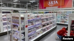 Kosmetik dan produk kecantikan lainnya di bagian Ulta Beauty toko Target di White Plains, New York, AS, disegel di balik kaca, 17 November 2022. REUTERS/Arriana McLymore