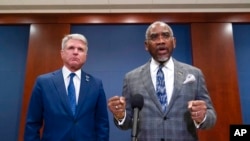 그레고리 믹스 미국 하원 외교위원장(오른쪽)과 마이클 맥카울 외교위 공화당 간사. (자료사진)