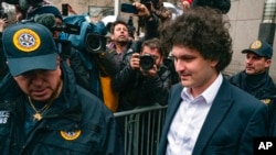 Pendiri FTX Sam Bankman-Fried meninggalkan pengadilan federal Manhattan, Selasa, 3 Januari 2023, di New York, setelah dia mengaku tidak bersalah atas tuduhan menipu investor dan menjarah simpanan pelanggan di platform perdagangan cryptocurrency miliknya. (AP/Craig Ruttle)